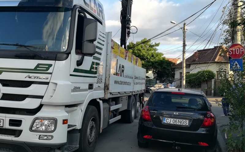 Camion în oraș! A rupt stâlpi de curent, căzuți pe conductă de gaz. Un trecător rănit