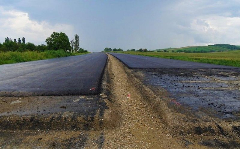 Asfalt pe un lot al Autostrăzii Transilvania