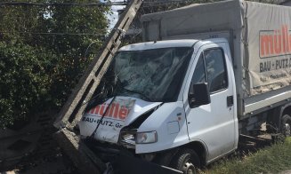 Accident în Fundătura: autoutiliară ieșită de pe drum, stâlp de curent rupt