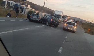 Două mașini au făcut "POC!" și au blocat traficul între Dej și Cluj