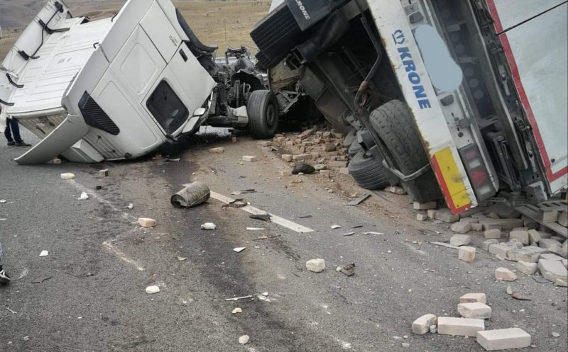 Autotren răsturnat pe Autostrada Sebeş - Turda. A fost solicitat elicopterul SMURD, trafic blocat