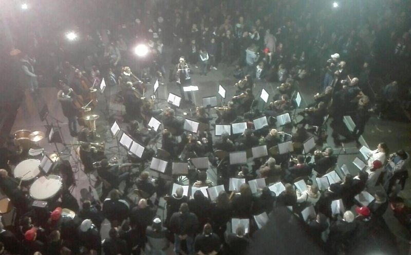 Cântecele galeriei Universității, interpretate LIVE de suporteri și acompaniate de o orchestră simfonică