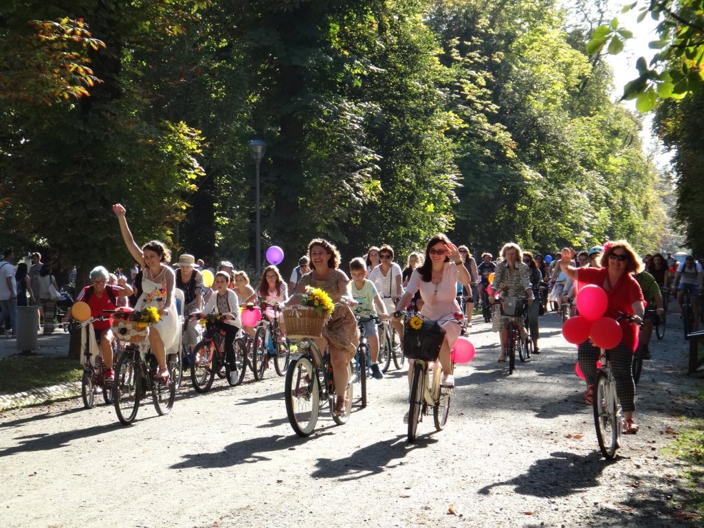 Velo Chic se apropie. Promenada elegantă de toamnă a biciclistelor din Cluj