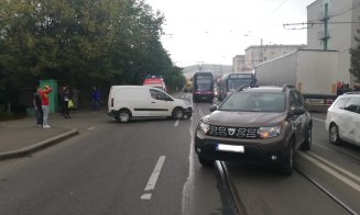 Accident pe o arteră aglomerată din Cluj. Trei mașini au fost avariate