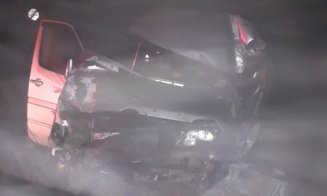 Accident grav, la Cluj, cu un mort și doi răniți, după ce un microbuz s-a izbit de un stâlp