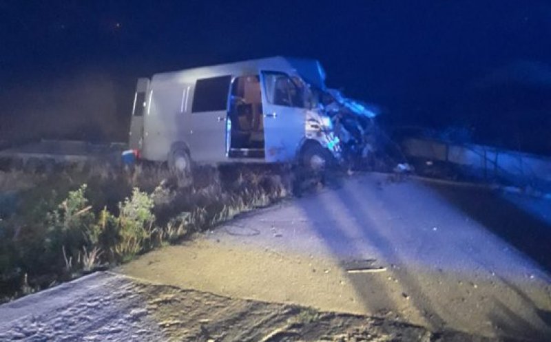Accident grav, la Cluj, cu un mort și doi răniți, după ce un microbuz s-a izbit de un stâlp