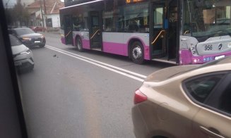 Accident între o mașină și un autobuz, în Gheorgheni
