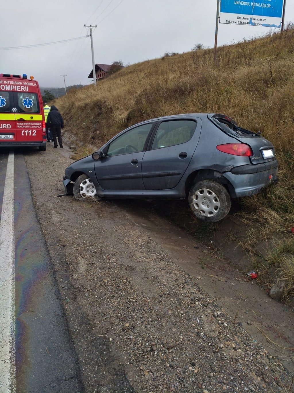Accident după accident, la Cluj. Încă o mașină a derapat, din cauza vitezei neadaptate pe carosabilul umed