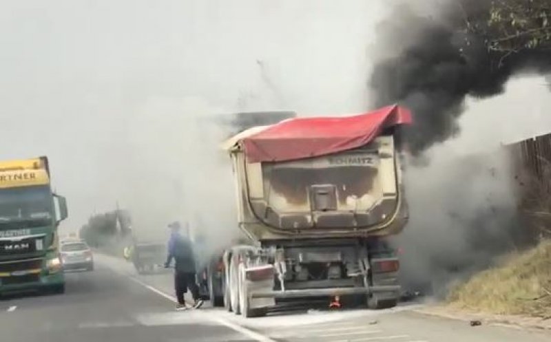 Camion în flăcări lângă Livada