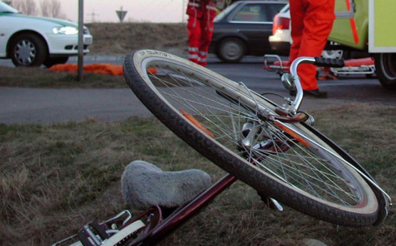 Biciclist băut, lovit de mașină într-un sens giratoriu