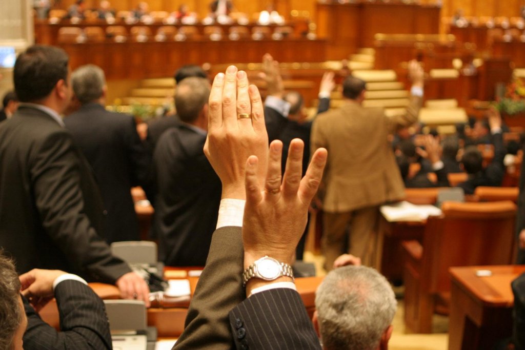 Moţiunea pentru demiterea guvernului a obţinut 238 de voturi pentru. Guvernul a pierdut sprijinul Parlamentului