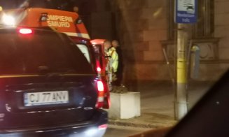 Biciclist accidentat pe banda de bus. A fost agățat cu portiera de clientul unui taxi