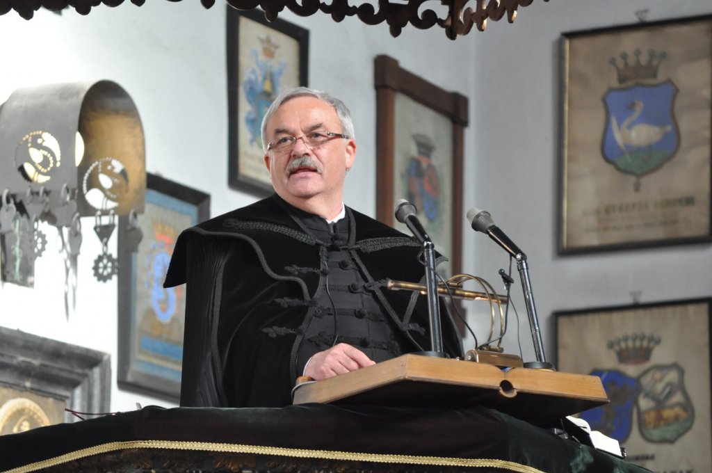 Episcopul Eparhiei Reformate de Ardeal: "Situaţia maghiarilor din Transilvania e similară copiilor cu părinţi divorţaţi - una vitregă"