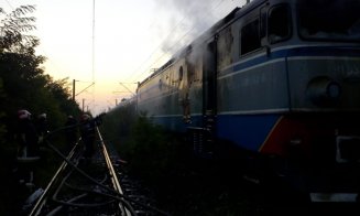 Locomotiva unui tren personal a luat foc. Pasagerii s-au autoevacuat