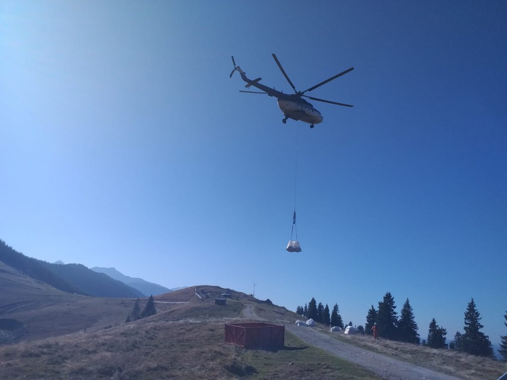 Materiale pentru un refugiu montan din Rodnei, transportate cu elicopterul de la Cluj