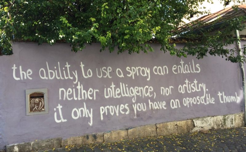 Clujul scapă de graffiti. Când ajunge instalație de curățat eco. Boc: "Amenzi maxime pentru toți cei care ne sfindează"