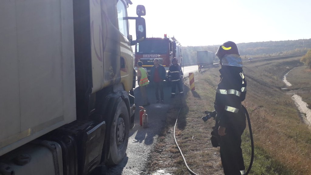Un camion a luat foc în mers pe Vâlcele-Apahida. Reacția salvatoare a șoferului