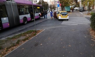Banda de BUS, blocată pe Bulevardul Titulescu. S-au ciocnit un troleibuz și un autoturism