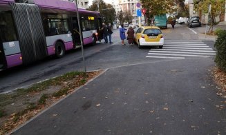 Banda de BUS, blocată pe Titulescu. S-au ciocnit un troleibuz și un autoturism