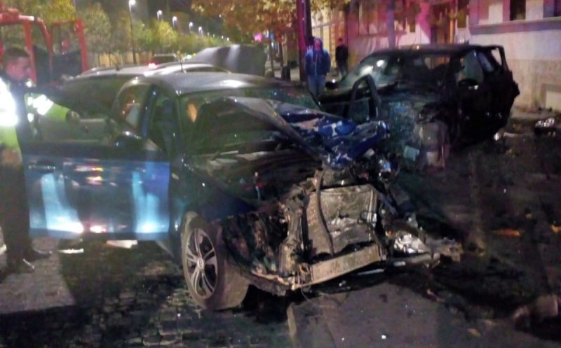 Accident GRAV în centrul Clujului! Patru maşini praf, patru tineri implicaţi, o tânără de 18 ani la spital