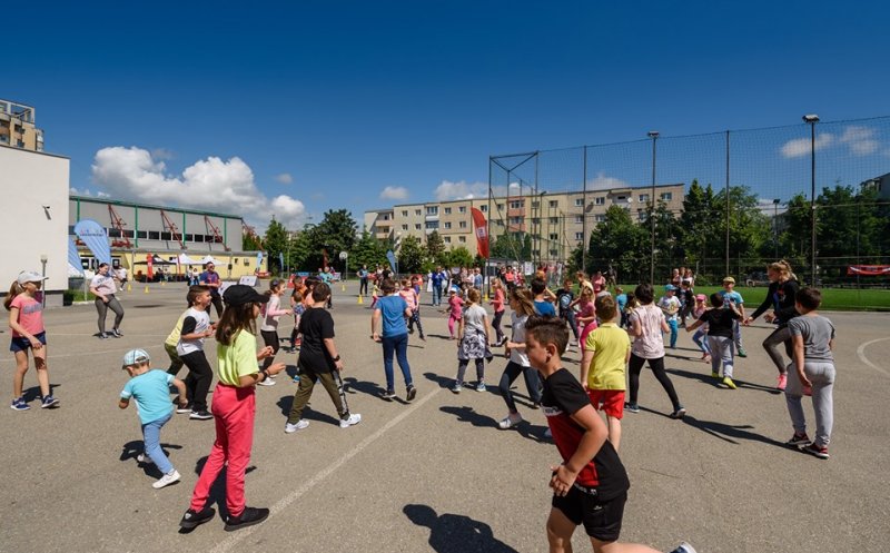 Fotbal, baschet, leapșa sau şotron! La Cluj, sportul s-a întors acolo unde a început: #încurteașcolii!