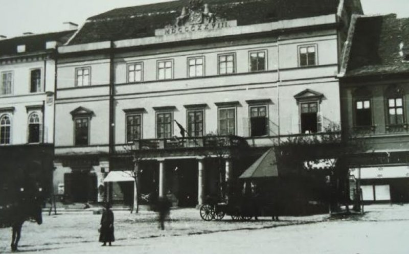 „Casa cu picioare” din centrul Clujului. Legenda spune: înainte de un examen, nu e bine să treci pe sub ea