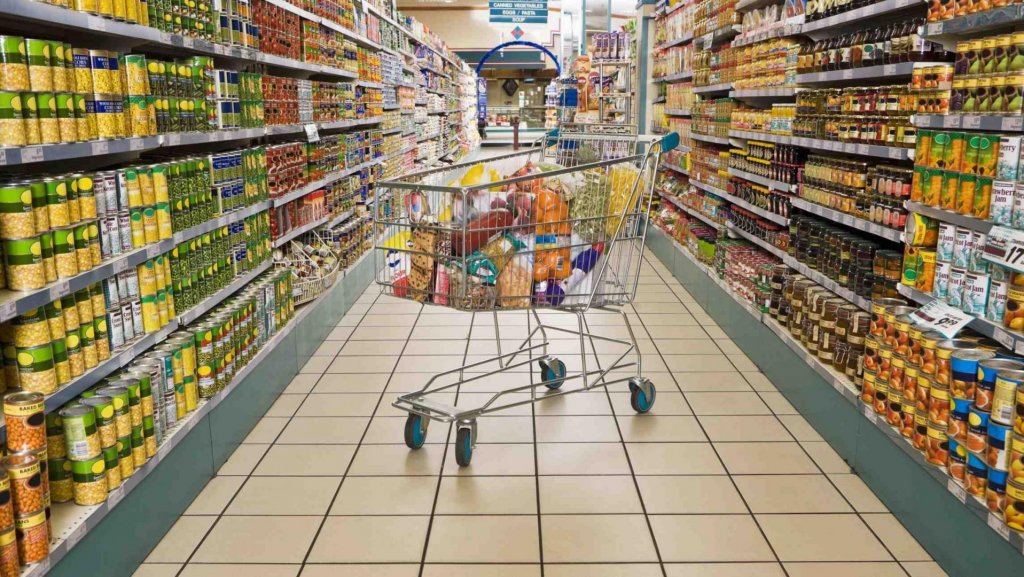 Tone de mâncare, retrase de la Carrefour. La Cluj s-au găsit produse care pun în pericol sănătatea