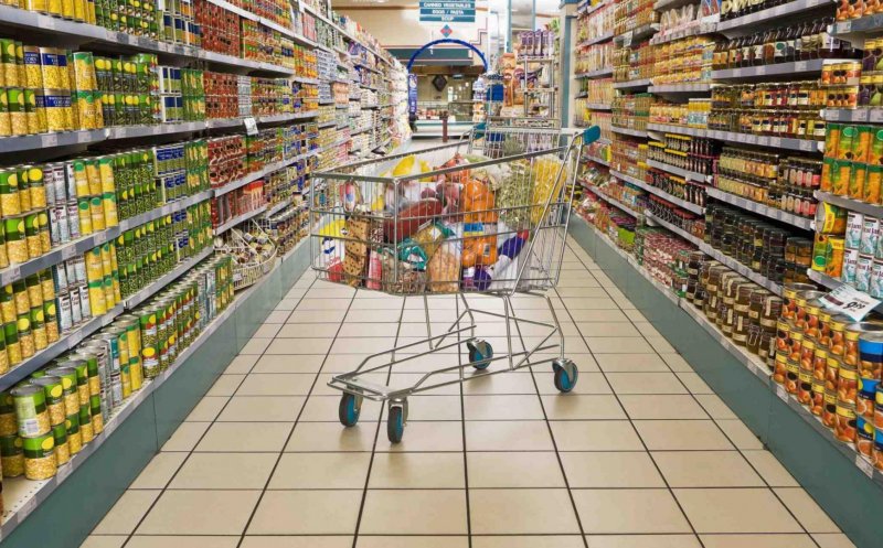 Tone de mâncare, retrase de la Carrefour. La Cluj s-au găsit produse care pun în pericol sănătatea
