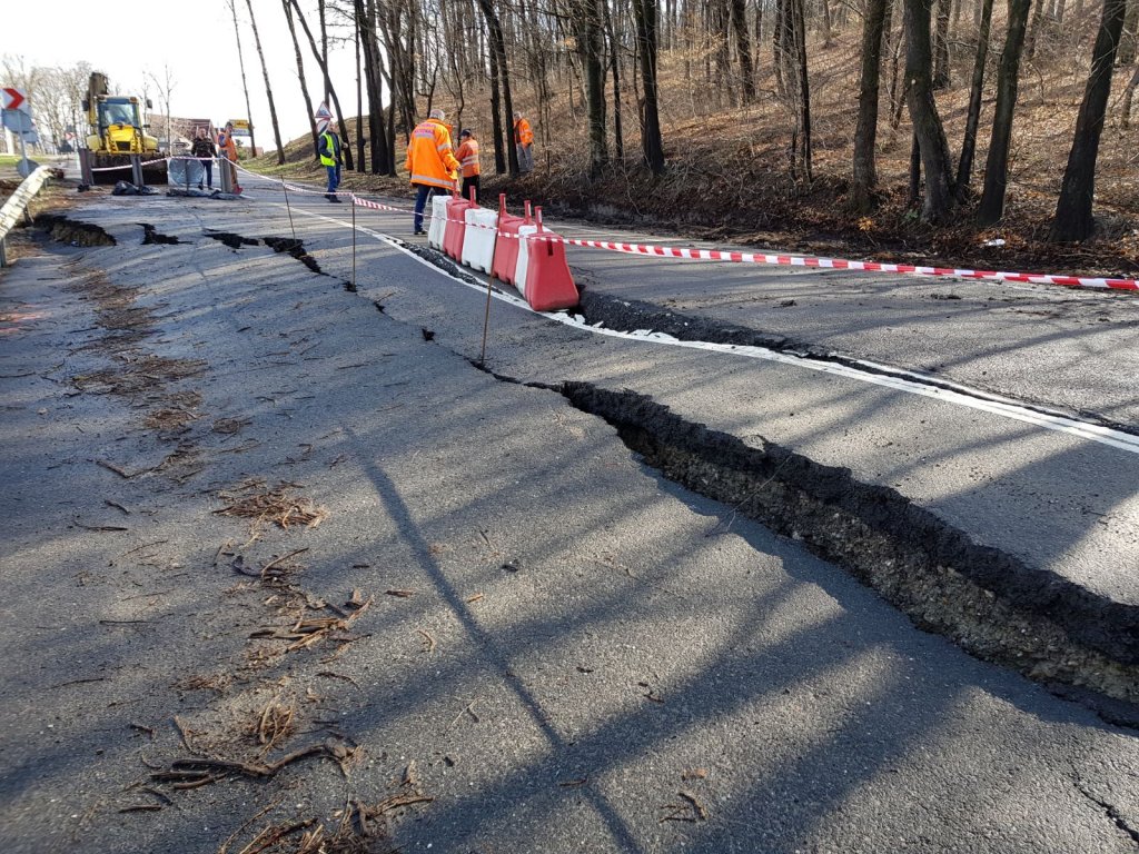 Asfalt surpat pe două drumuri județene din Cluj. Circulația, mutată pe o rută ocolitoare