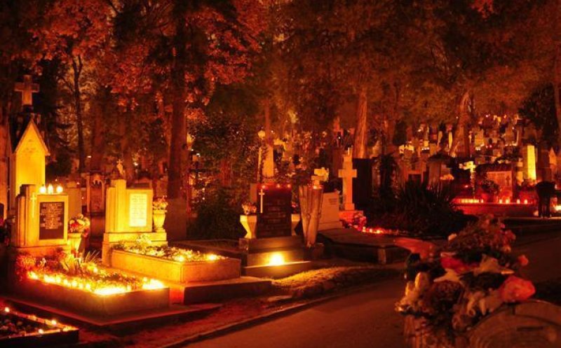 Ziua Morţilor, sărbătoarea care aduce lumină în cimitire