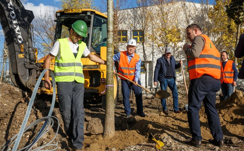 Copaci pentru Parcul Între Lacuri, care va deservi 9.000 de clujeni. Primarul Boc a pus mâna pe lopată