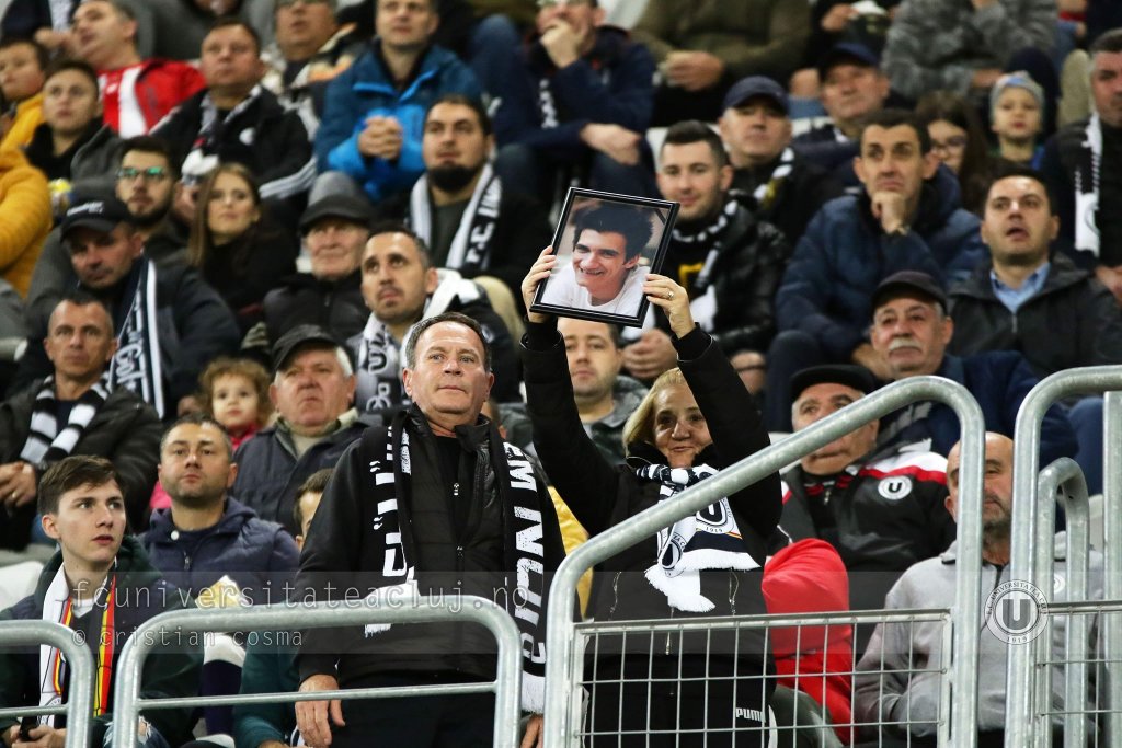 Cu “U” Cluj și după moarte. Suporterii clujeni au venit la stadion cu fotografii ale celor care s-au stins din viață