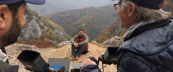 Echipa Netflix, agresată de tăietorii de lemne din Valea Cernei. Jurnaliştii, ”sechestraţi” în pădure