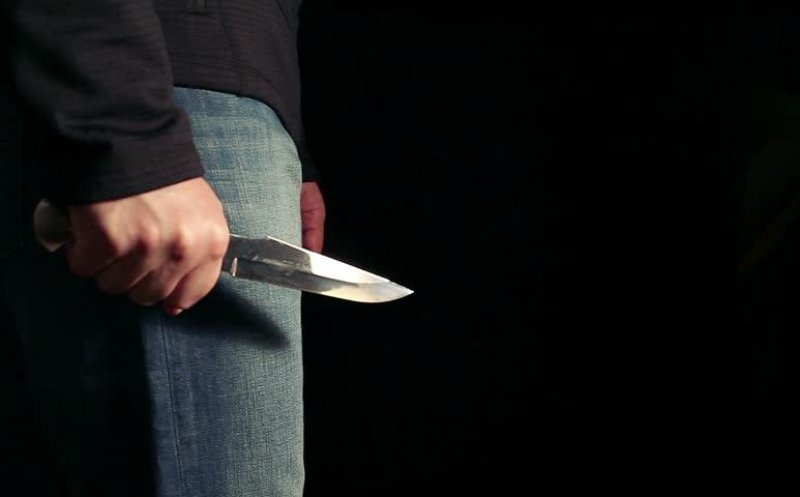 Vânzătoare din Gheorgheni, atacată cu un cuţit de un bărbat cu cagulă! A fost scăpată de un trecător