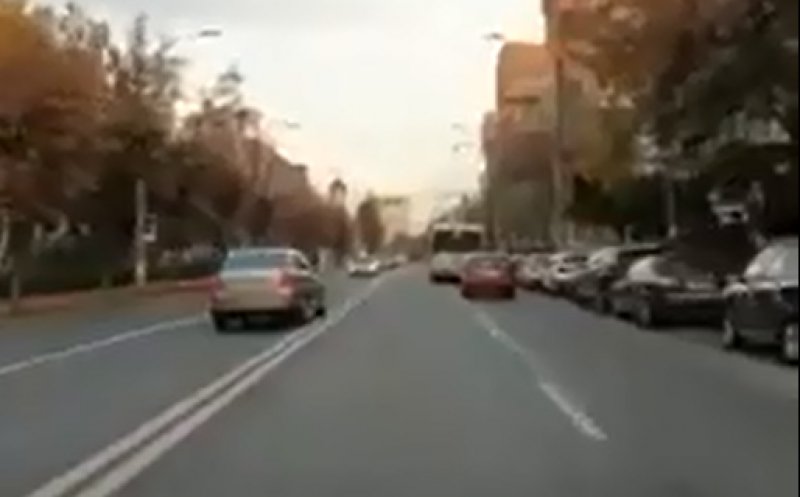 Mașină, gonind pe contrasens, pe o stradă din Cluj. Cât l-a costat pe șofer "cursa"
