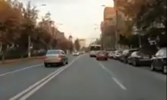 Mașină, gonind pe contrasens, pe o stradă din Cluj. Cât l-a costat pe șofer "cursa"