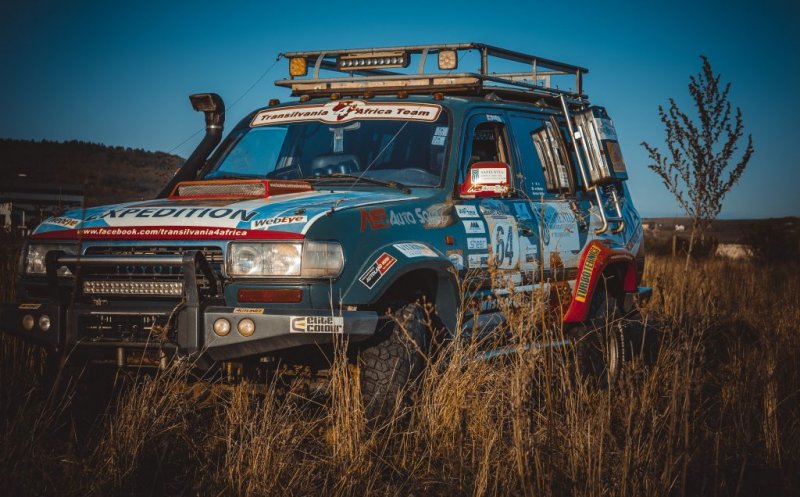 Doi clujeni fac o cursă caritabilă de 9.000 km. Mii de ghiozdane din Transilvania vor ajunge în Africa