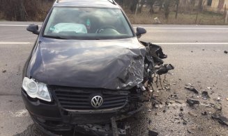 Accident pe centura Apahida: Două persoane la spital, o mașină zob, una-n șanț