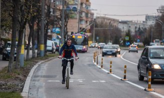 Cicliștii, revoltați pentru accesul taxi-urilor pe banda de bus: "O mare eroare ce va descuraja utilizarea bicicletei și va mari riscul de accidente"