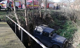 Accident Cluj: A ajuns la spital după ce a plonjat cu mașina într-o râpă de 3 metri