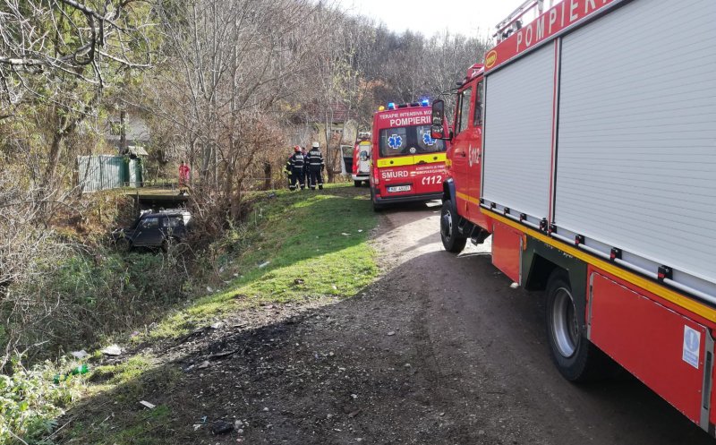 Accident Cluj: A ajuns la spital după ce a plonjat cu mașina într-o râpă de 3 metri