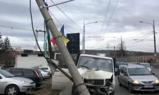 Accident pe Fabricii. Una dintre mașinile a "smuls" un stâlp