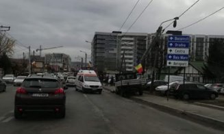 Accident pe Fabricii. Una dintre mașini a smuls un stâlp