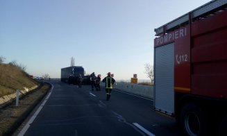 Mașină răsturnată, după un accident cu TIR, în Tureni. Trei răniți