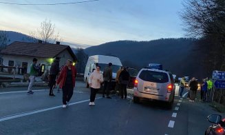 Accident cu trei mașini pe Cluj-Oradea. Patru răniți, printre care și un copil de 3 ani