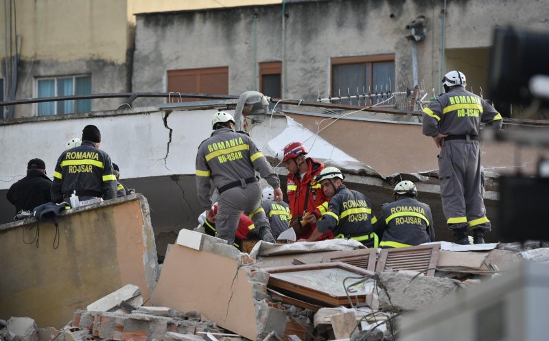 Ultima îmbrăţişare | Salvatorii români au scos de sub dărâmături un cuplu care a murit în cutremurul din Albania