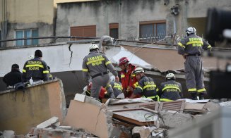 Ultima îmbrăţişare | Salvatorii români au scos de sub dărâmături un cuplu care a murit în cutremurul din Albania