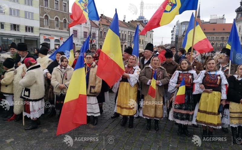 Marș la 100 de ani de administrație românească la Cluj, cu oameni în costume populare