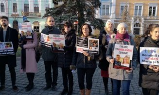 Miting de solidaritate la Cluj cu familia Smicală: „Mobilizare pentru Maria şi Mihai, copii ţinuţi cu forţa în orfelinate în Finlanda”