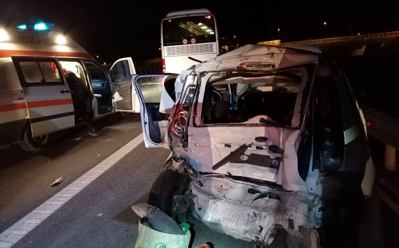 Accident între un autocar și o mașină pe Autostrada Transilvania